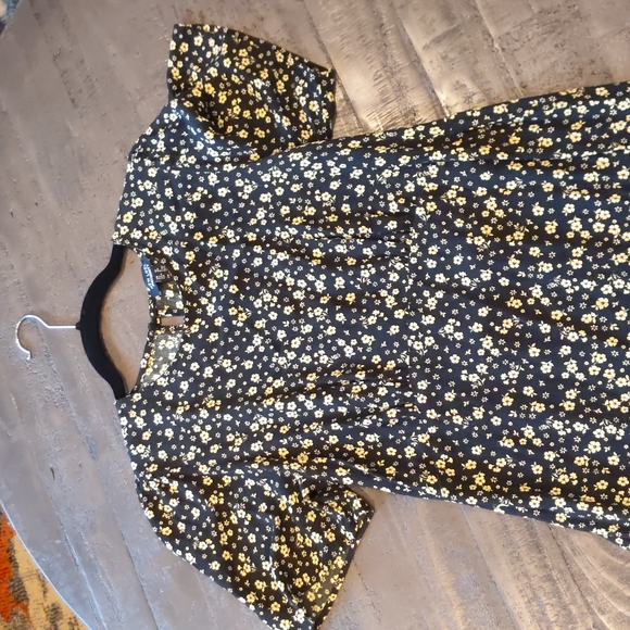 Maternity Black Ditsy Floral Ruched Sleeve Tiered Midi Dress - Picture 2 of 4